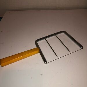 Vintage Bakelite Plastic Handle Kitchen Utensil Cheese Slicer Cutter. Preowned